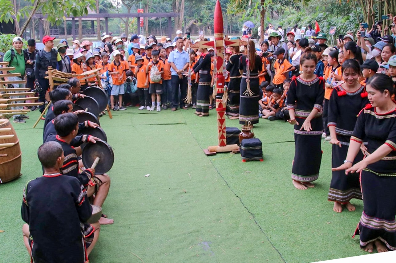 Sau khi nghi lễ kết thúc bà con sẽ múa hát chúc mừng chàng trai trưởng thành Sau khi nghi lễ kết thúc bà con sẽ múa hát chúc mừng chàng trai trưởng thành