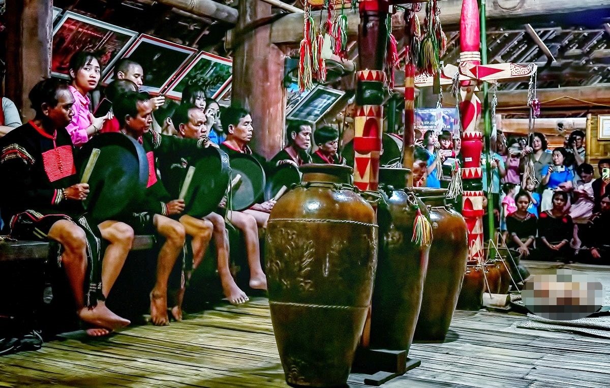 Đối với dân tộc Ê Đê ở Tây Nguyên, các nghi lễ vòng đời đóng vai trò hết sức quan trọng, là thành tố chính, cấu thành nên bản sắc văn hóa của dân tộc này Đối với dân tộc Ê Đê ở Tây Nguyên, các nghi lễ vòng đời đóng vai trò hết sức quan trọng, là thành tố chính, cấu thành nên bản sắc văn hóa của dân tộc này