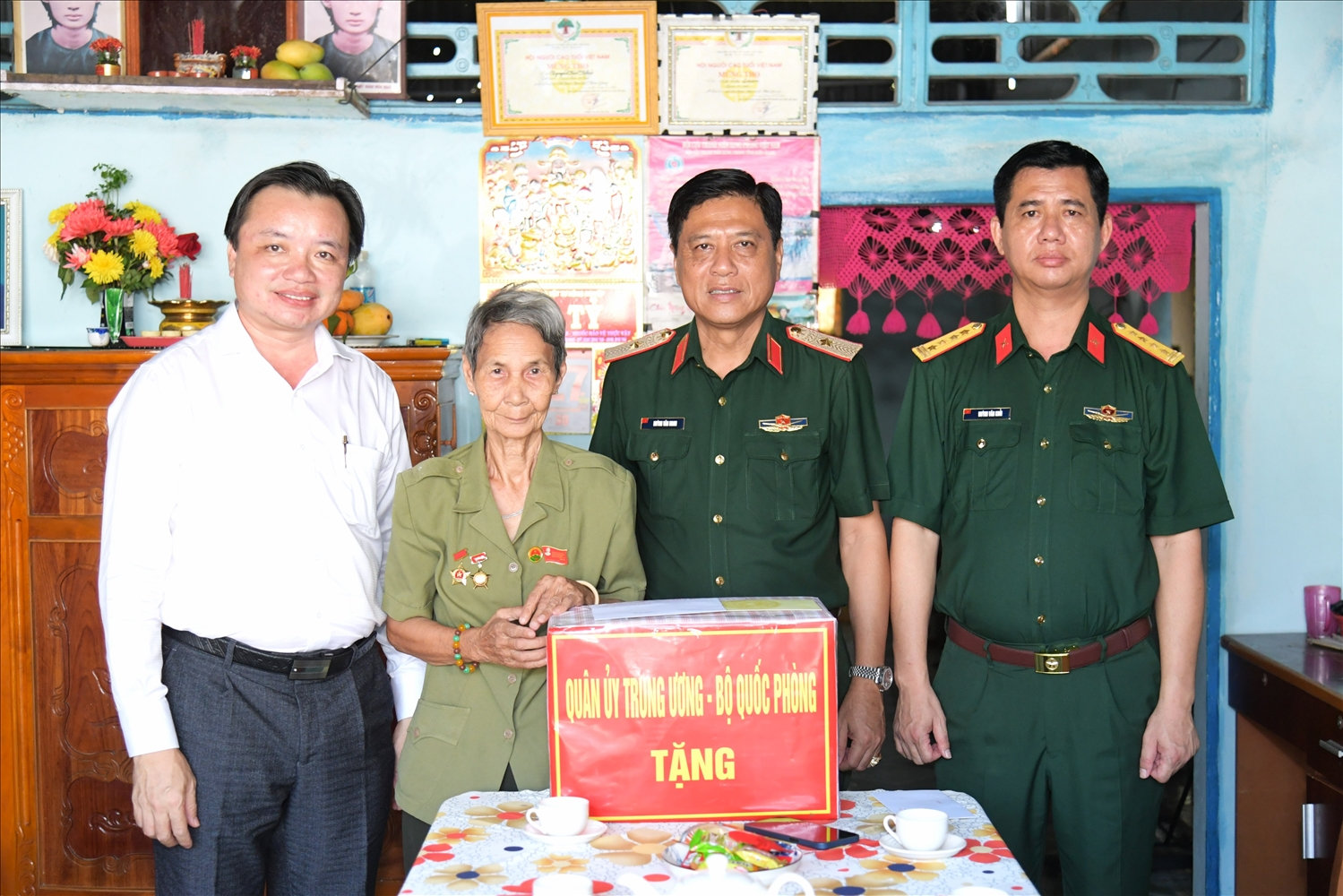 Phó Chính ủy Quân khu 9, thiếu tướng Huỳnh Văn Ngon, thăm và tặng quà gia đình thương binh Lê Thị Thắm, ấp Tà Lóc, xã Sơn Kiên, huyện Hòn Đất ( Kiên Giang) 