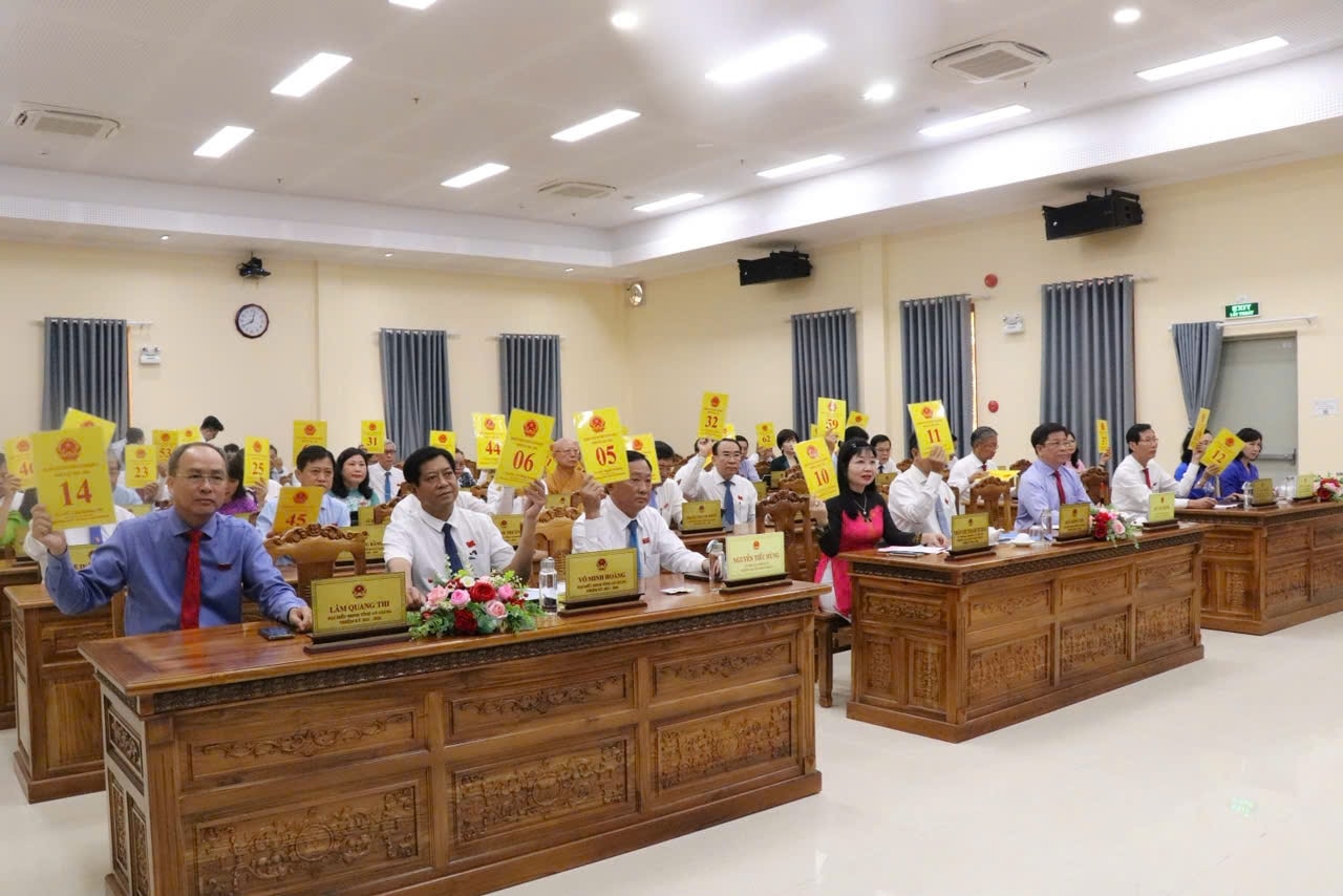 Đại biểu HĐND tỉnh An Giang tham gia biểu quyết đạt kết quả 100% về phương án sáp nhập và Trung tâm hành chính tỉnh mới đặt tại Kiên Giang Đại biểu HĐND tỉnh An Giang tham gia biểu quyết đạt kết quả 100% về phương án sáp nhập và Trung tâm hành chính tỉnh mới đặt tại Kiên Giang
