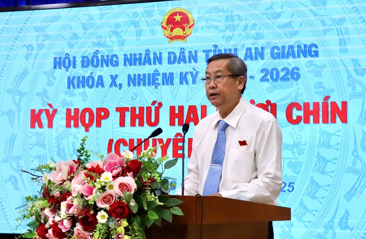 Ông Lê Văn Nưng, Phó bí thư Thường trực Tỉnh uỷ, Chủ tịch HĐND tỉnh An Giang điều hành kỳ họp Ông Lê Văn Nưng, Phó bí thư Thường trực Tỉnh uỷ, Chủ tịch HĐND tỉnh An Giang điều hành kỳ họp