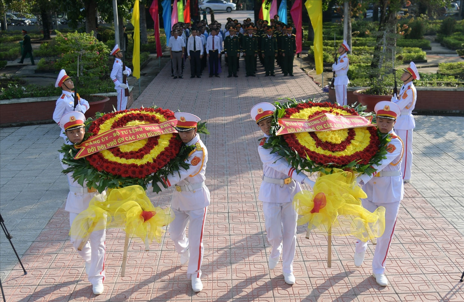Đoàn công tác thực hiện nghi thức dân hương, dâng hoa tại Nghĩa trang Hòn Đất ( Kiên Giang)