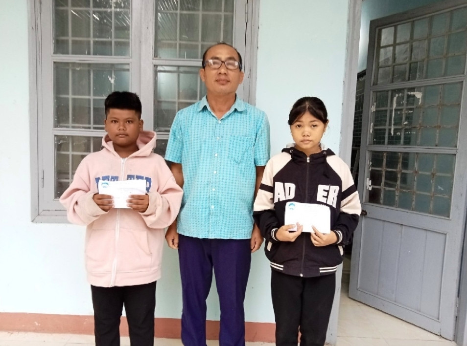 Thầy La Lan Mốc tặng quà cho các em học sinh có hoàn cảnh khó khăn tại Trường 