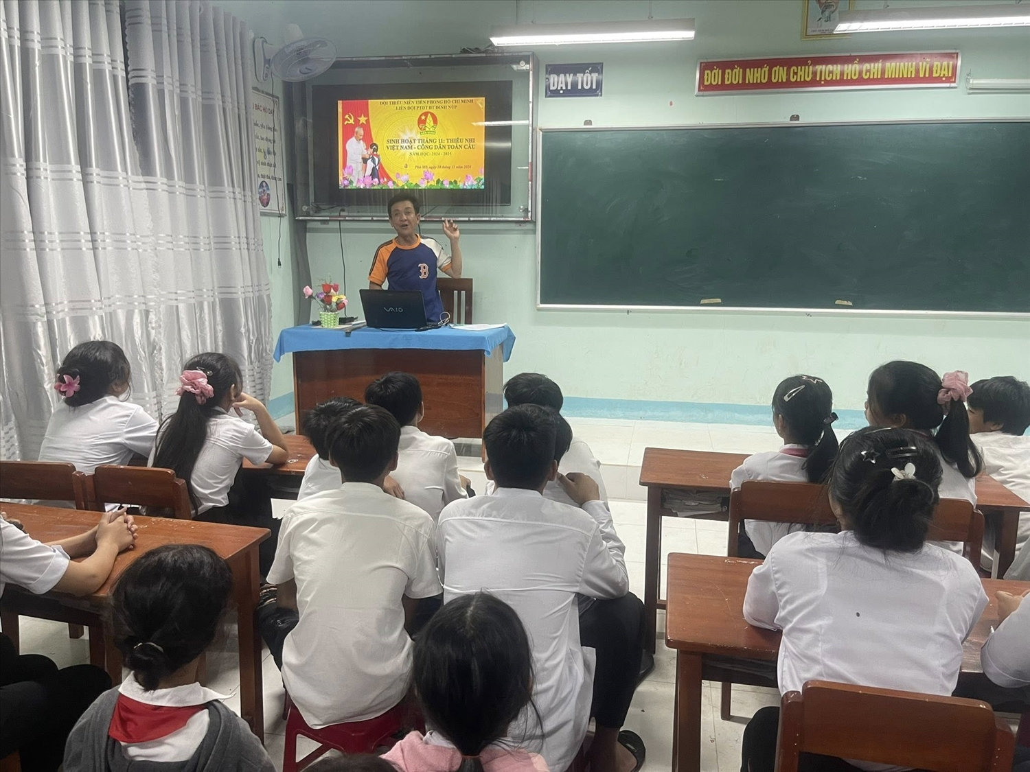 Các phòng học tại Dân tộc nội trú Đinh Núp được trang bị đầy đủ các thiết bị để các em học sinh dễ dàng tiếp thu kiến thức