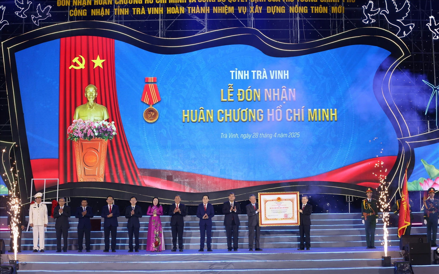 Trà Vinh đón nhận Huân chương Hồ Chí Minh và công bố hoàn thành xây dựng nông thôn mới 