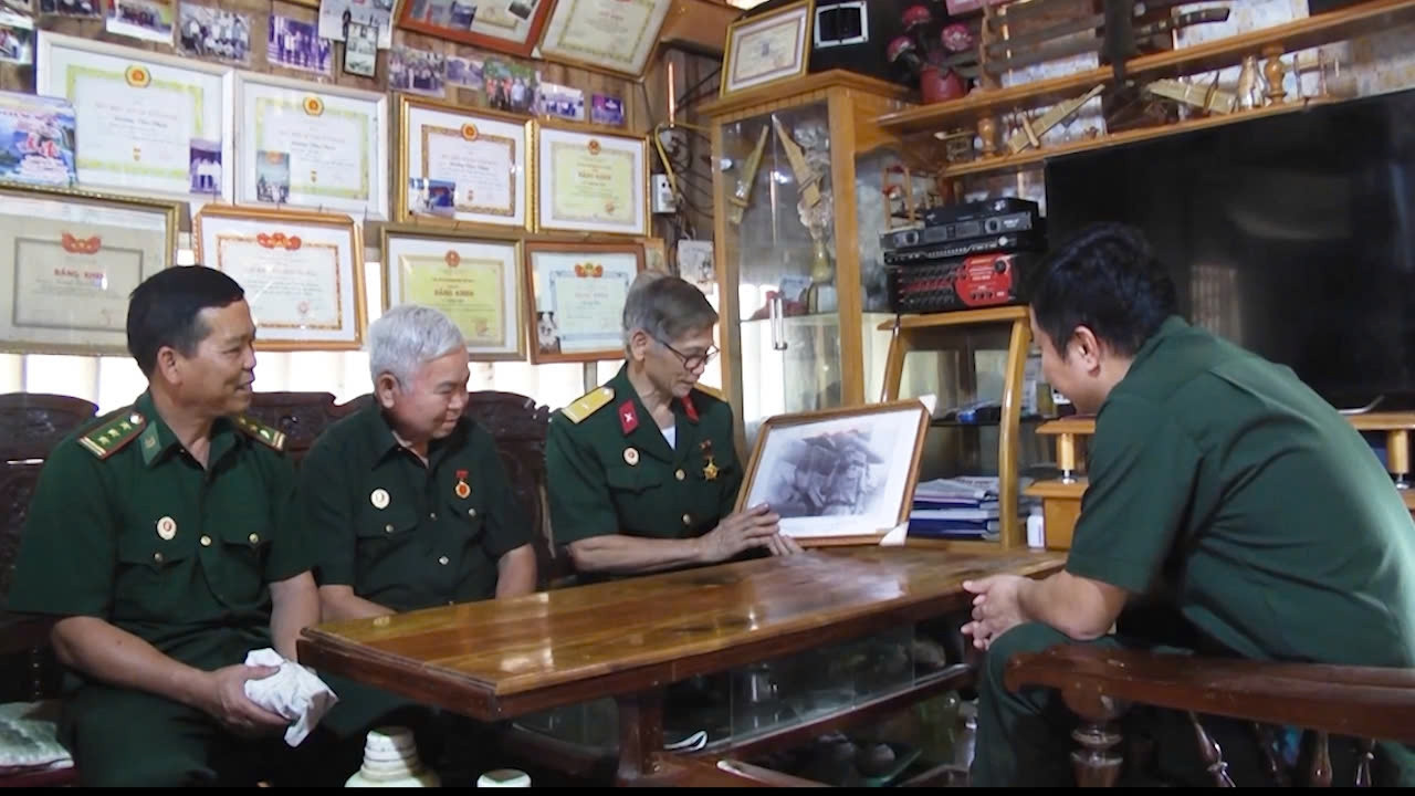 Cựu chiến binh Lường Văn Chựa, xã Chiềng Pằn, huyện Yên Châu, tỉnh Sơn La (người thứ 2 bên phải sang). Ảnh: Gia Hưng