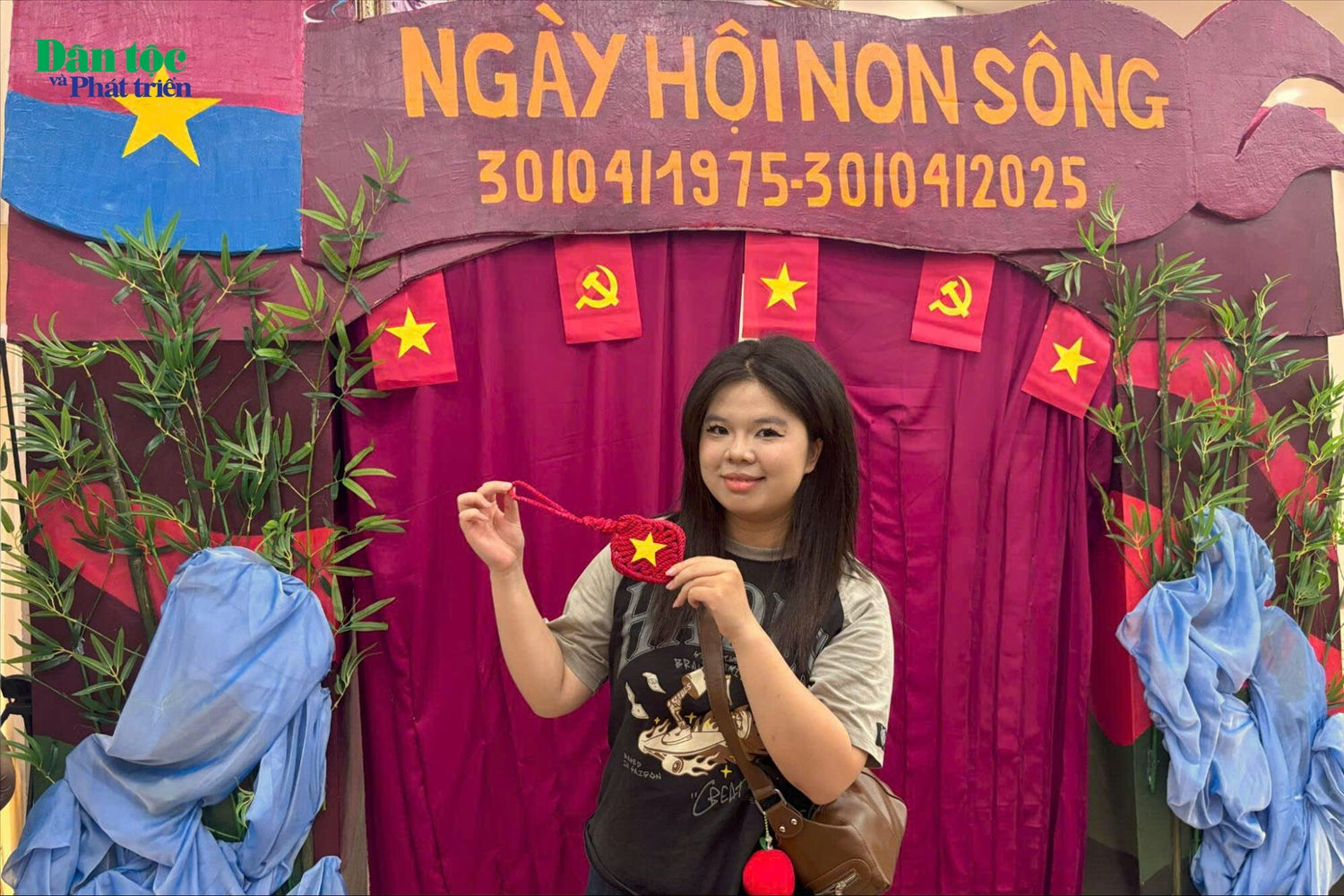 Bạn Hà Phương (Hà Nội) bày tỏ: Chương trình không chỉ tái hiện lịch sử mà còn truyền cảm hứng cho thế hệ trẻ như mình hiểu thêm về những trang sử hào hùng và nuôi dưỡng tinh thần yêu nước. Mình đã được biết thêm nhiều câu chuyện lịch sử về 10 cô gái ngã ba Đồng Lộc, các bà mẹ liệt sĩ…