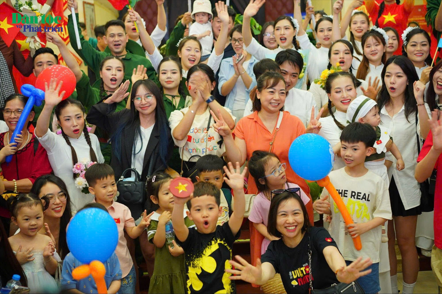 Kết thúc chương trình, khán giả và các nghệ sĩ cùng nhau hát ca khúc Như có Bác Hồ trong ngày vui đại thắng. Hình ảnh đẹp này là minh chứng sống cho sự đoàn kết và gắn bó giữa các thế hệ mà Ngày Hội Non Sông muốn truyền tải.