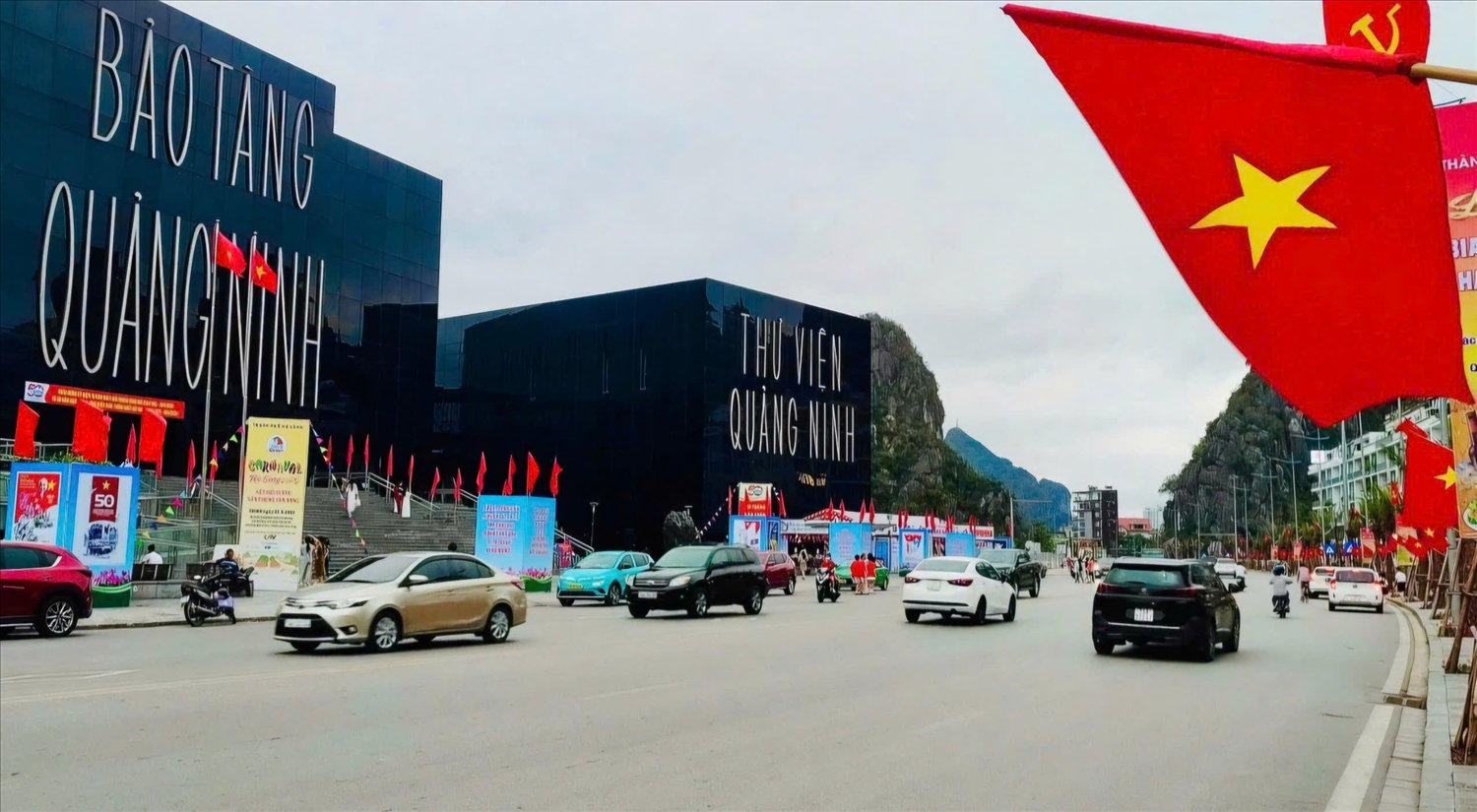 Nhiều banner, áp phích, cờ đỏ tại khu vực Bảo tàng, Thư viện tỉnh