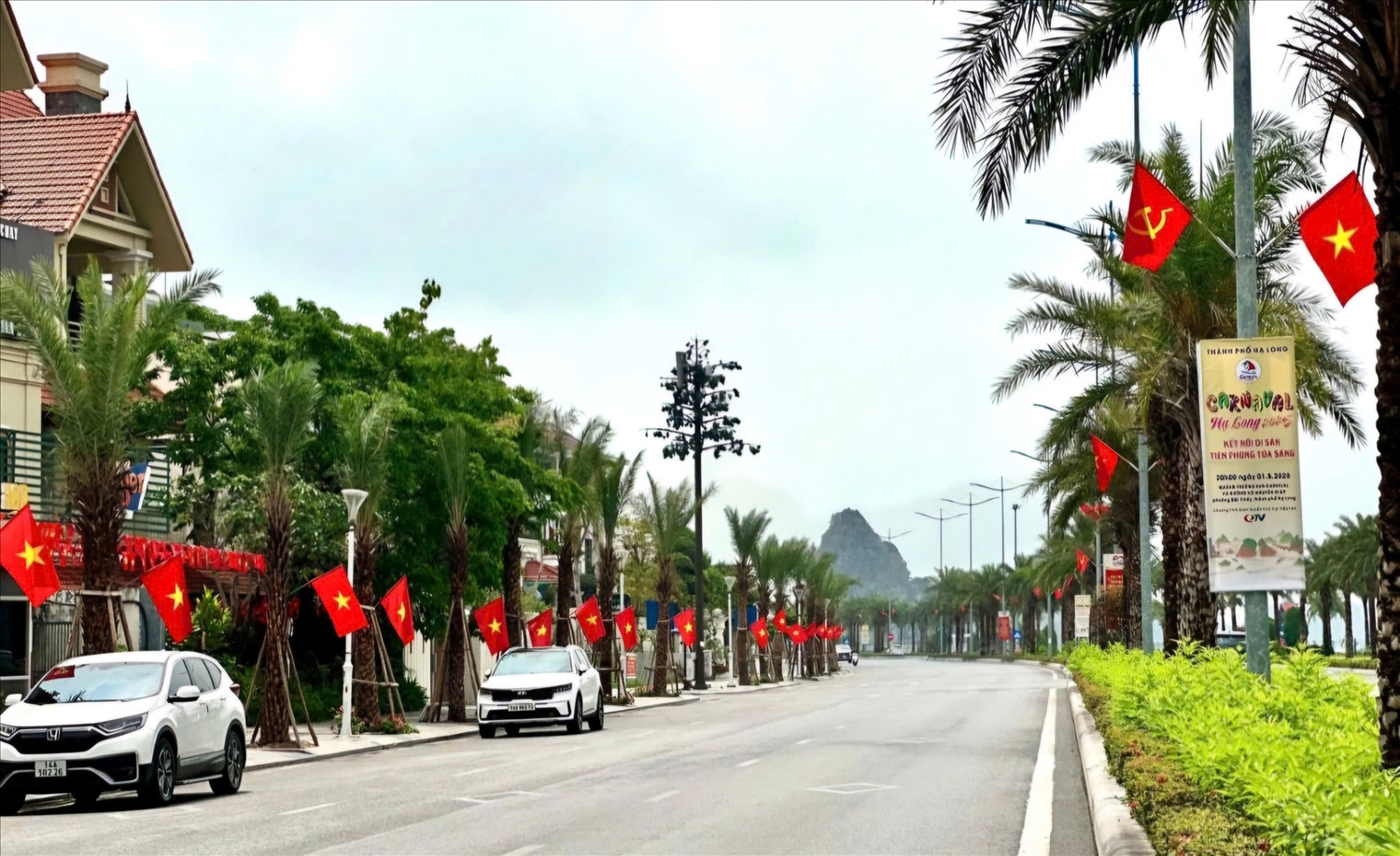 Dọc trên con đường các tuyến phố rực rỡ cờ Tổ Quốc