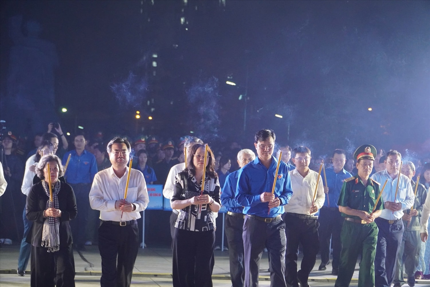 Các đại biểu tham gia lễ thắp nến tri ân các Anh hùng liệt sĩ nhân kỷ niệm 50 năm Ngày Giải phóng miền Nam, thống nhất đất nước Các đại biểu tham gia lễ thắp nến tri ân các Anh hùng liệt sĩ nhân kỷ niệm 50 năm Ngày Giải phóng miền Nam, thống nhất đất nước