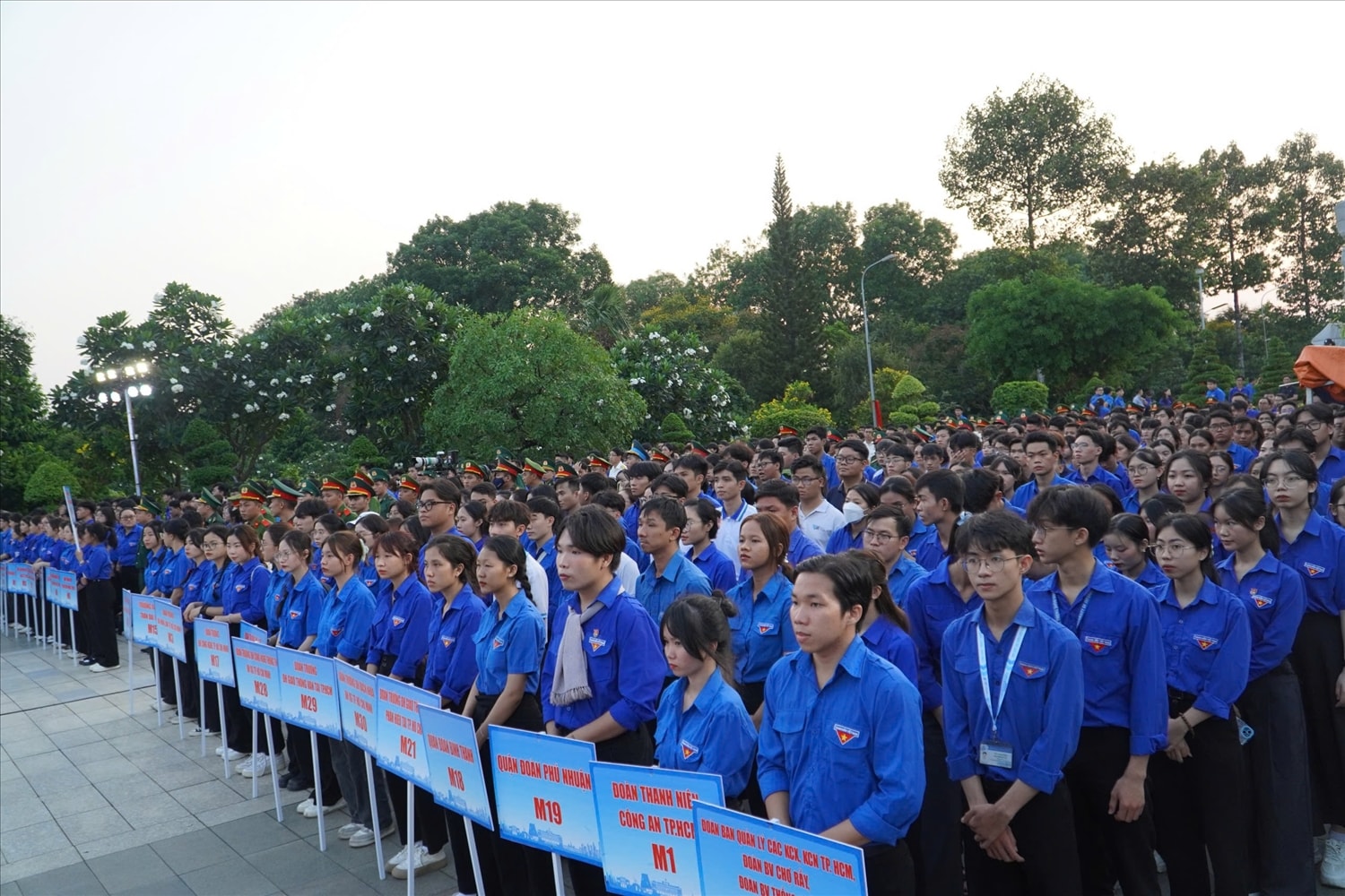 2.000 đoàn viên thanh niên TP. Hồ Chí Minh tham gia buổi lễ, bày tỏ lòng biết ơn trước sự hy sinh của các Anh hùng liệt sĩ 2.000 đoàn viên thanh niên TP. Hồ Chí Minh tham gia buổi lễ, bày tỏ lòng biết ơn trước sự hy sinh của các Anh hùng liệt sĩ