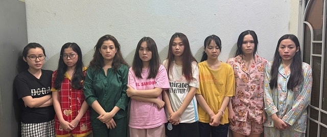 Các đối tượng tham gia cờ bạc trá hình bằng trò chơi Poker bị công an tạm giữ Các đối tượng tham gia cờ bạc trá hình bằng trò chơi Poker bị công an tạm giữ