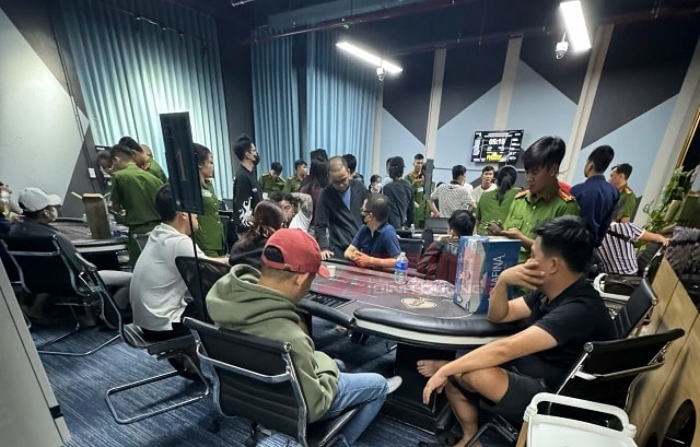 Công an Bình Dương kiểm tra các đối tượng cờ bạc trá hình tại Công ty TNHH Poker Bình Dương Công an Bình Dương kiểm tra các đối tượng cờ bạc trá hình tại Công ty TNHH Poker Bình Dương