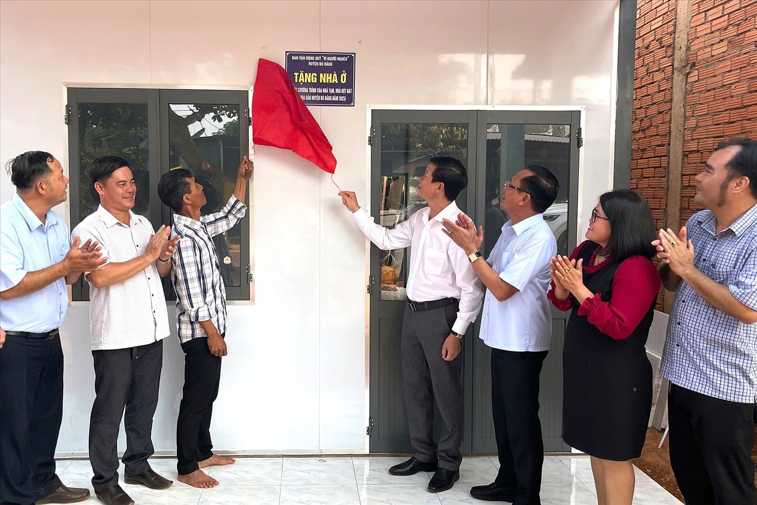 Lãnh đạo huyện Bù Đăng thực hiện nghi thức bàn giao nhà cho người dân trong huyện. Lãnh đạo huyện Bù Đăng thực hiện nghi thức bàn giao nhà cho người dân trong huyện.