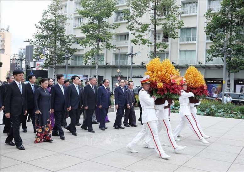 Các đồng chí lãnh đạo, nguyên lãnh đạo Đảng, Nhà nước dâng hoa tại Công viên Tượng đài Chủ tịch Hồ Chí Minh (Quận 1, TPHCM)