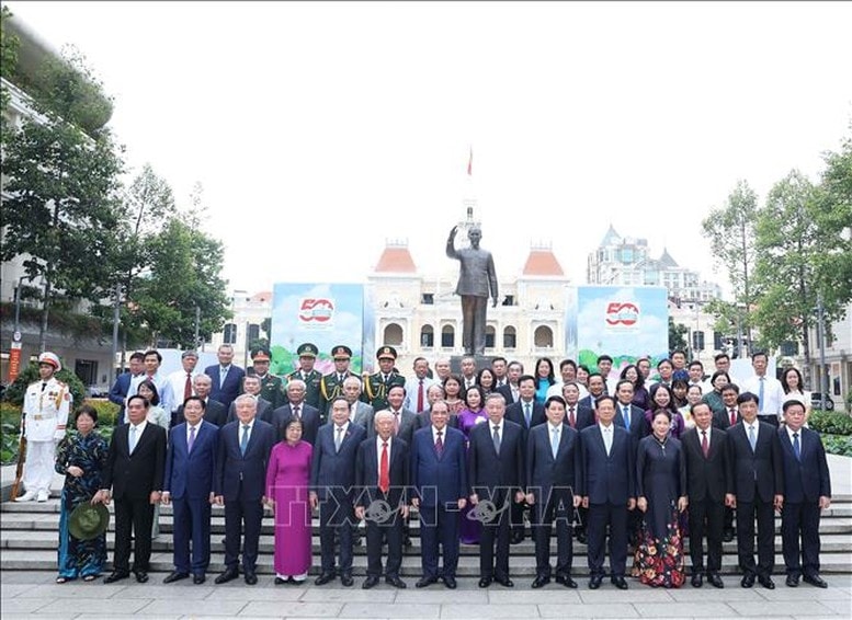 Tổng Bí thư Tô Lâm cùng các đồng chí lãnh đạo, nguyên lãnh đạo Đảng, Nhà nước chụp ảnh chung tại Công viên Tượng đài Chủ tịch Hồ Chí Minh (Quận 1, TPHCM)