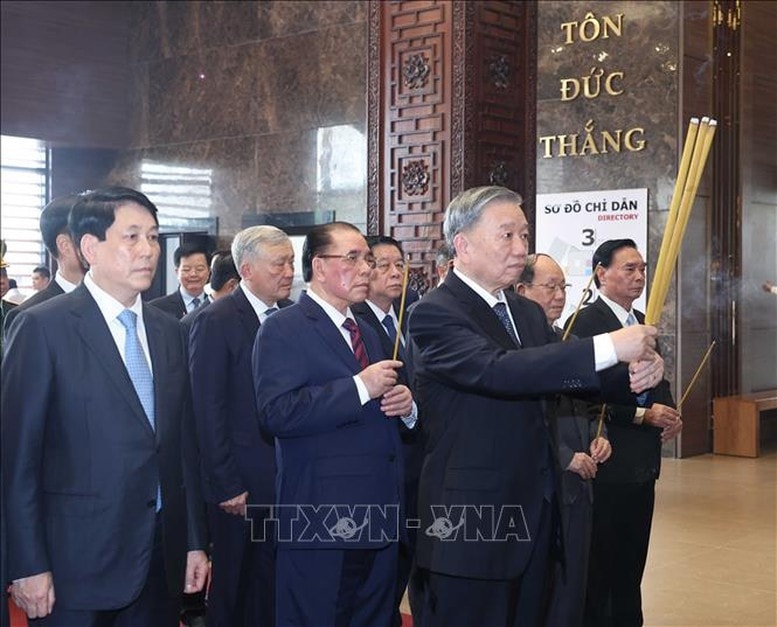 Tổng Bí thư Tô Lâm cùng các đồng chí lãnh đạo, nguyên lãnh đạo Đảng, Nhà nước dâng hương tưởng niệm Chủ tịch Tôn Đức Thắng