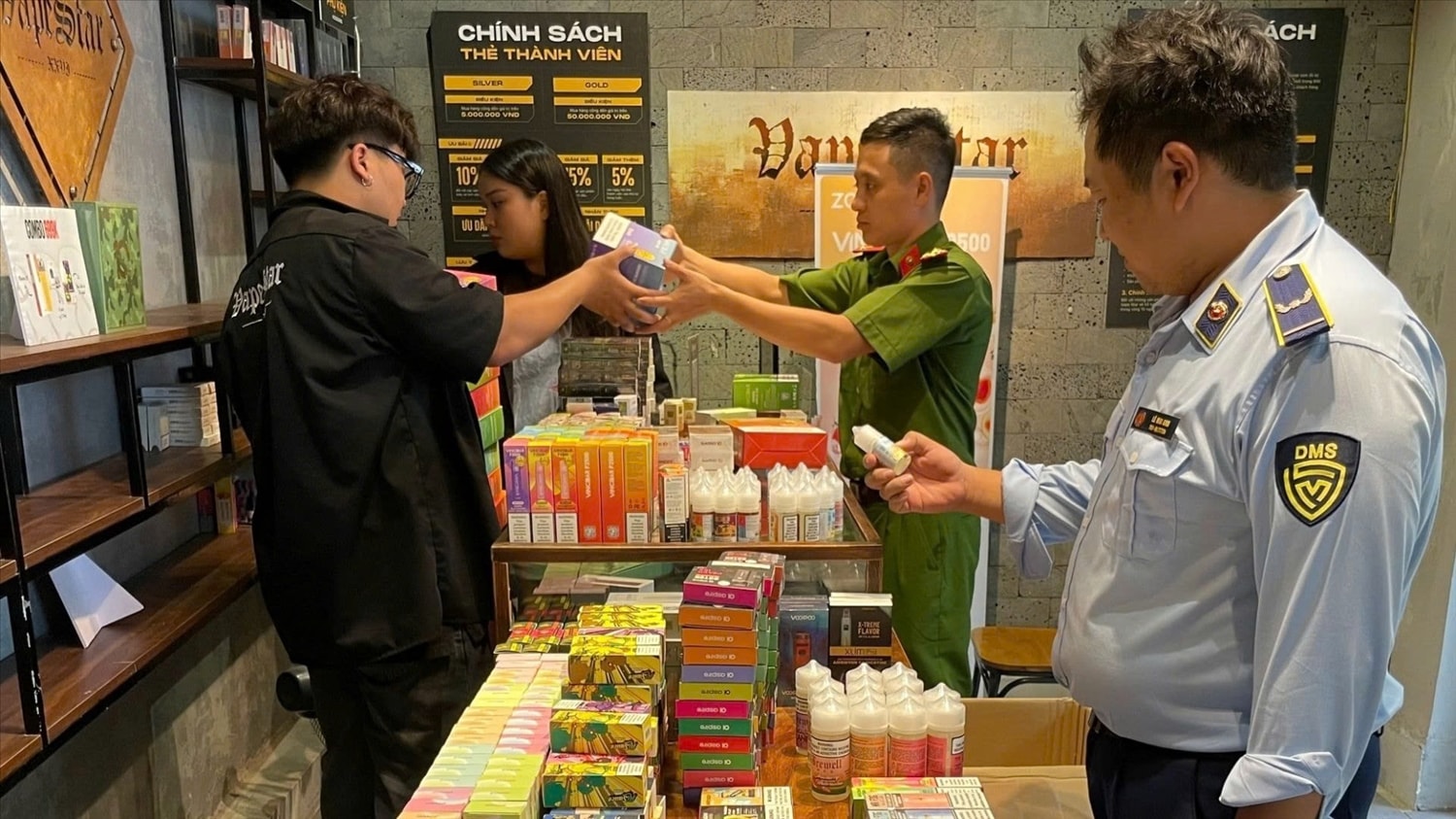Lực lượng chức năng đang kiểm tra cơ sở kinh doanh thuốc lá điện tử tại số 263 Trích Sài, phường Bưởi, quận Tây Hồ, Hà Nội. Ảnh:TL