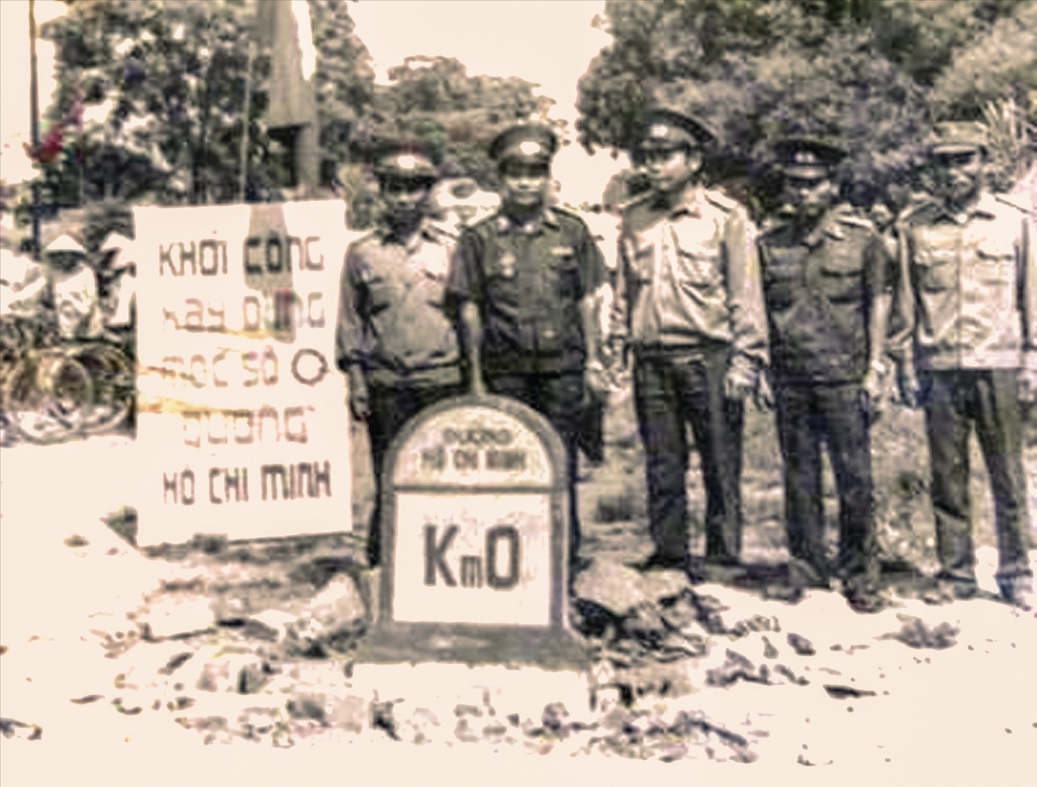 Hình ảnh lắp đặt cột mốc Km số 0 đầu tiền năm 1990
