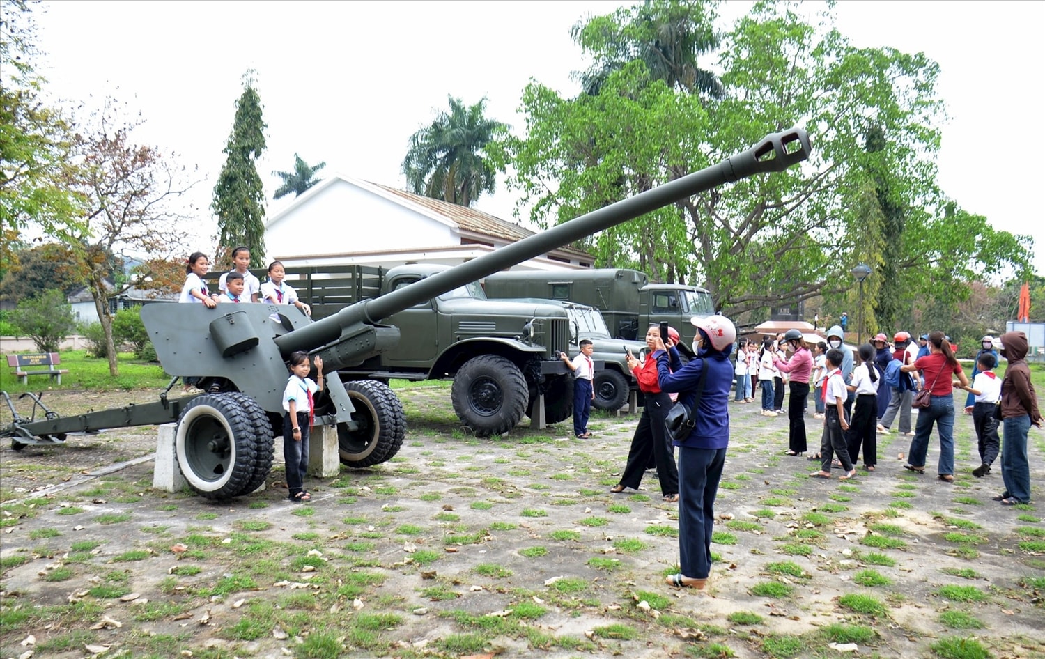 Mỗi năm tại di tích lịch sử Quốc gia Km số 0 đón hàng chục ngàn lượt khách tham quan - ảnh: X.Hoàng
