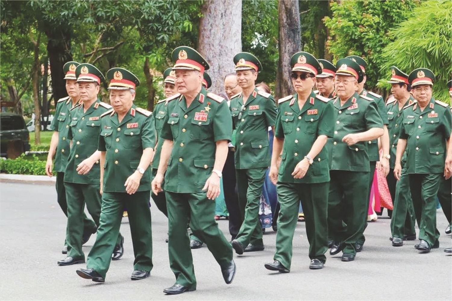 Trung tướng Phạm Xuân Thệ (đi đầu) và các Cựu chiến binh Quân đoàn 2 ghé thăm Dinh Độc Lập (Hội trường Thống Nhất) những ngày đầu tháng 4/2025 Trung tướng Phạm Xuân Thệ (đi đầu) và các Cựu chiến binh Quân đoàn 2 ghé thăm Dinh Độc Lập (Hội trường Thống Nhất) những ngày đầu tháng 4/2025