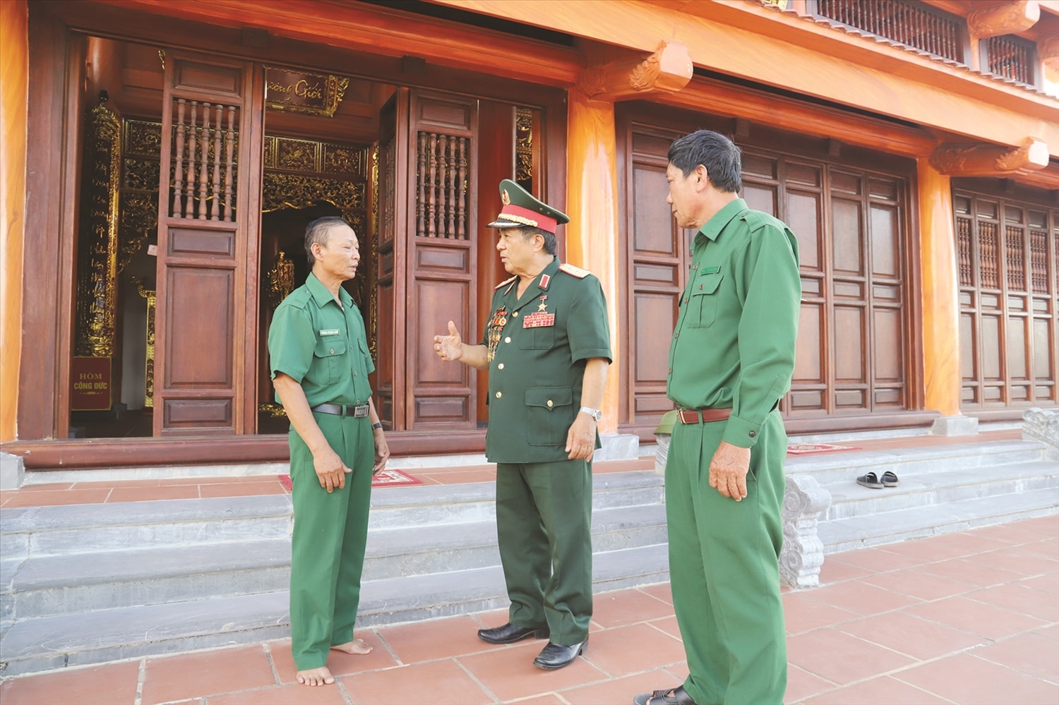 Trung tướng, Anh hùng Lực lượng Vũ trang nhân dân Đoàn Sinh Hưởng  thăm Đền tưởng niệm liệt sĩ Trường Sơn - Đường 20 Quyết Thắng,  trọng điểm Cà Roòng - ATP