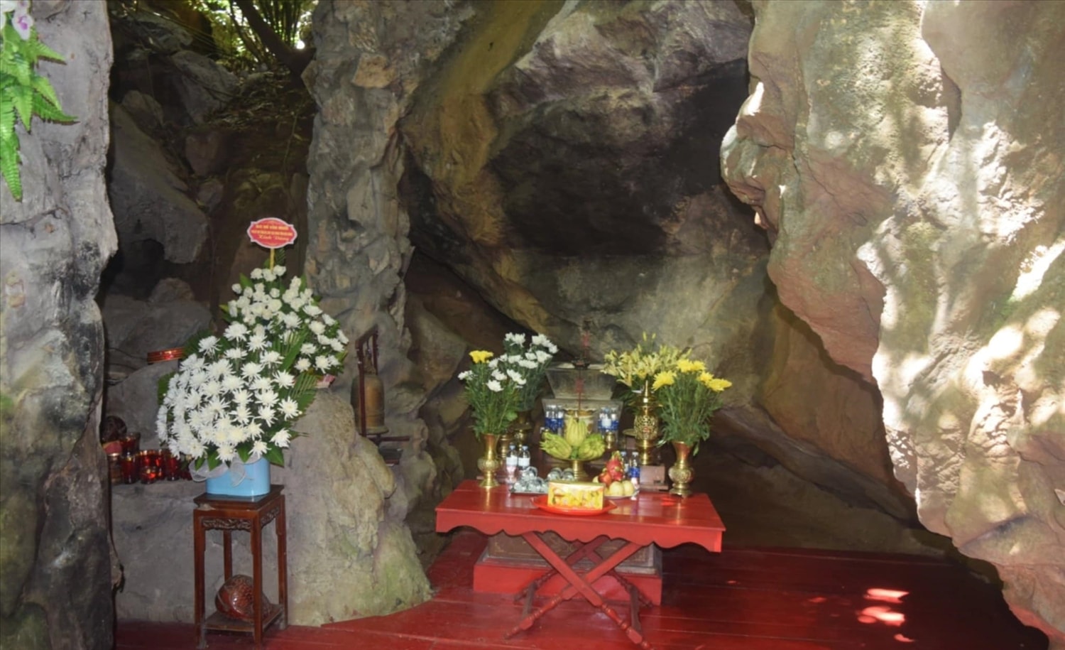 Hang Tám Cô- Nơi các Anh hùng đã anh dũng hi sinh vì nền độc lập tự do của dân tộc Hang Tám Cô- Nơi các Anh hùng đã anh dũng hi sinh vì nền độc lập tự do của dân tộc