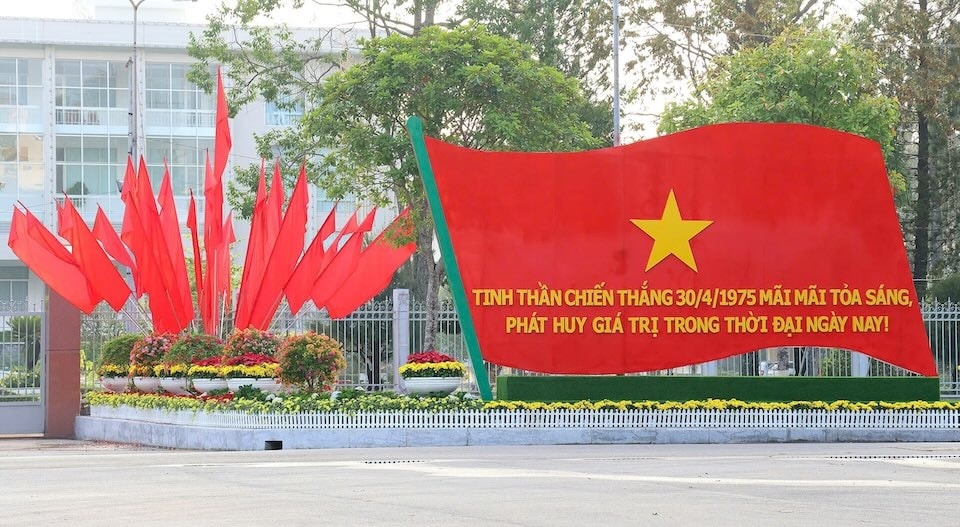 Khắp nơi trên đất nước tràn ngập sắc cờ đỏ sao vàng chào mừng Ngày 50 năm giải phóng miền Nam, thống nhất đất nước Khắp nơi trên đất nước tràn ngập sắc cờ đỏ sao vàng chào mừng Ngày 50 năm giải phóng miền Nam, thống nhất đất nước