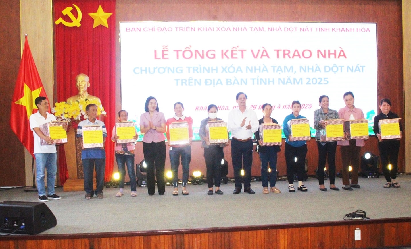 Lãnh đạo tỉnh Khánh Hòa tặng Bằng khen cho 35 tập thể đã có thành tích xuất sắc trong phong trào thi đua “Chung tay xóa nhà tạm, nhà dột nát trên địa bàn tỉnh Khánh Hòa năm 2025” Lãnh đạo tỉnh Khánh Hòa tặng Bằng khen cho 35 tập thể đã có thành tích xuất sắc trong phong trào thi đua “Chung tay xóa nhà tạm, nhà dột nát trên địa bàn tỉnh Khánh Hòa năm 2025”