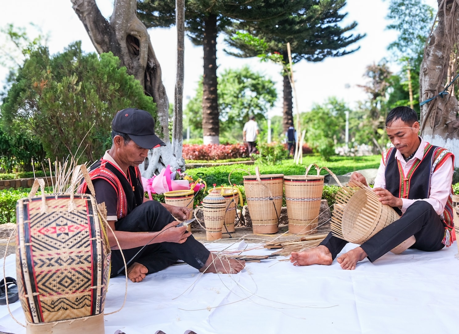 Các nghệ nhân tham gia cuộc thi là những người có tay nghề giỏi trong lĩnh vực đan lát, dệt thổ cẩm và ẩm thực truyền thống