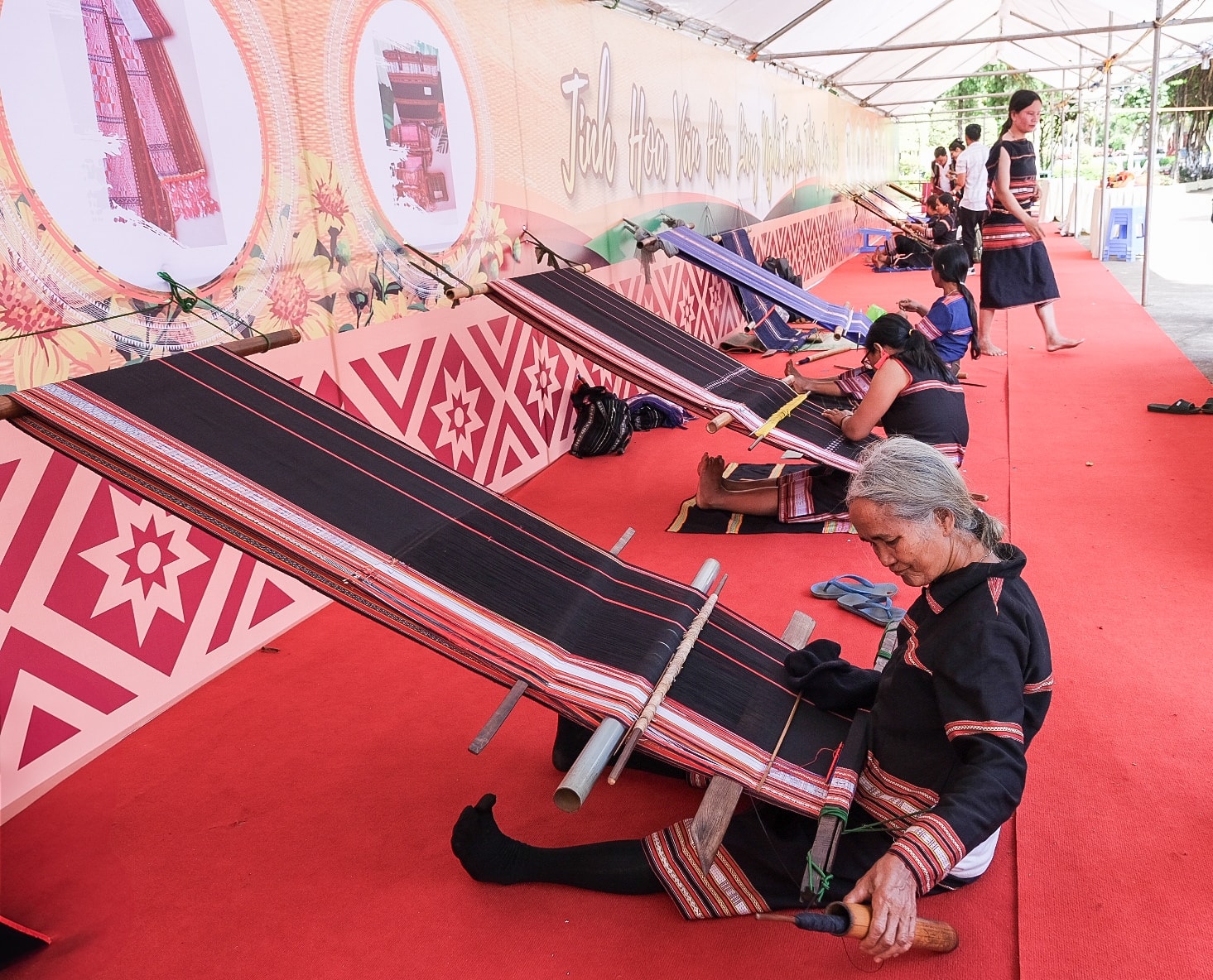 Các nữ nghệ nhân tham gia sôi nổi phần thi dệt thổ cẩm truyền thống