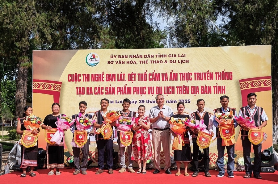 Ban tổ chức trao cờ lưu niệm cho các đơn vị tham gia cuộc thi