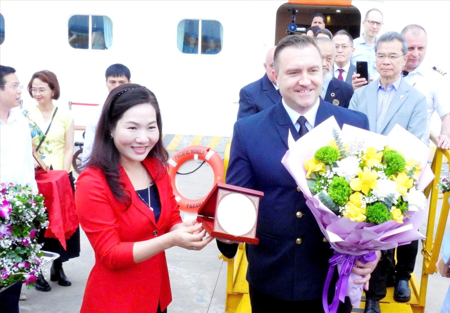 Phó Chủ tịch UBND tỉnh Quảng Ninh Nguyễn Thị Hạnh (áo đỏ) đón đoàn khách du lịch trên tàu biểu Pacific World 