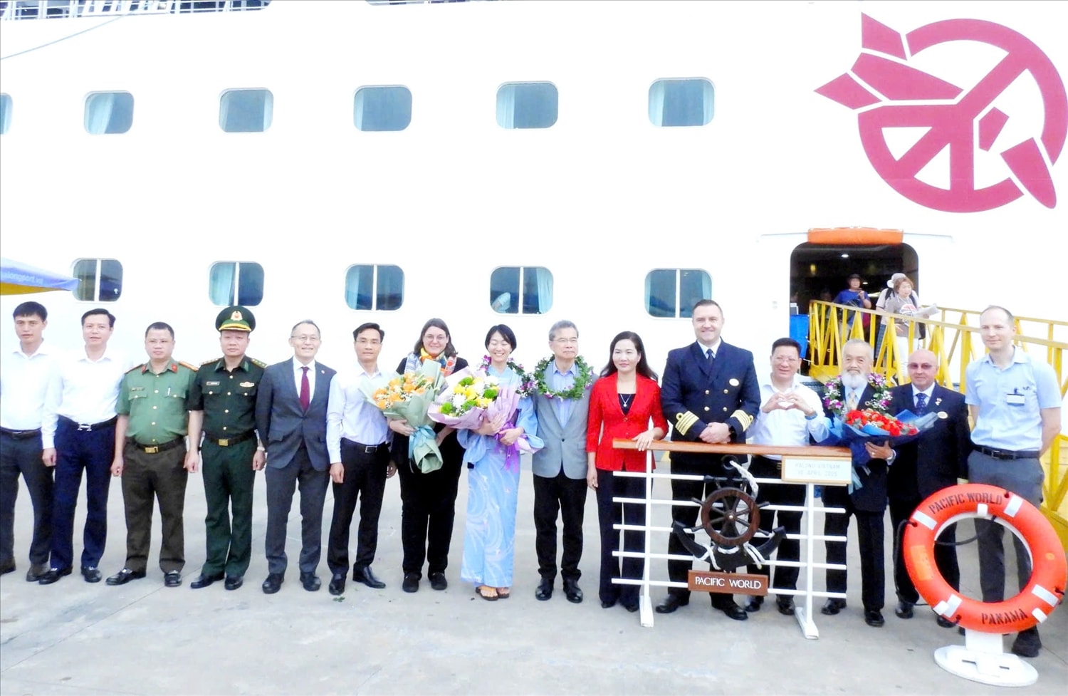 Lãnh đạo tỉnh Quảng Ninh chụp ảnh lưu niệm cùng đại diện đoàn khách du lịch