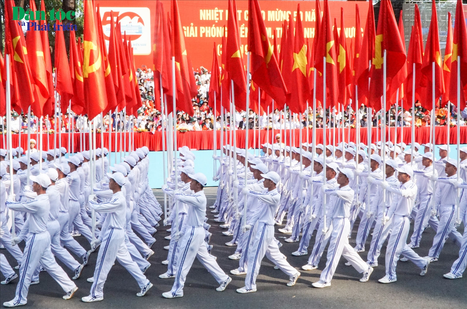 Khối cờ Đảng, cờ Tổ quốc tại lễ diễu binh, diễu hành
