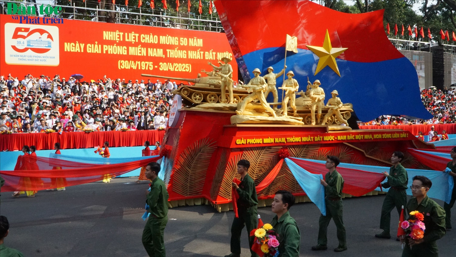 Xe biểu tượng 50 năm Giải phóng miền Nam, thống nhất đất nước.