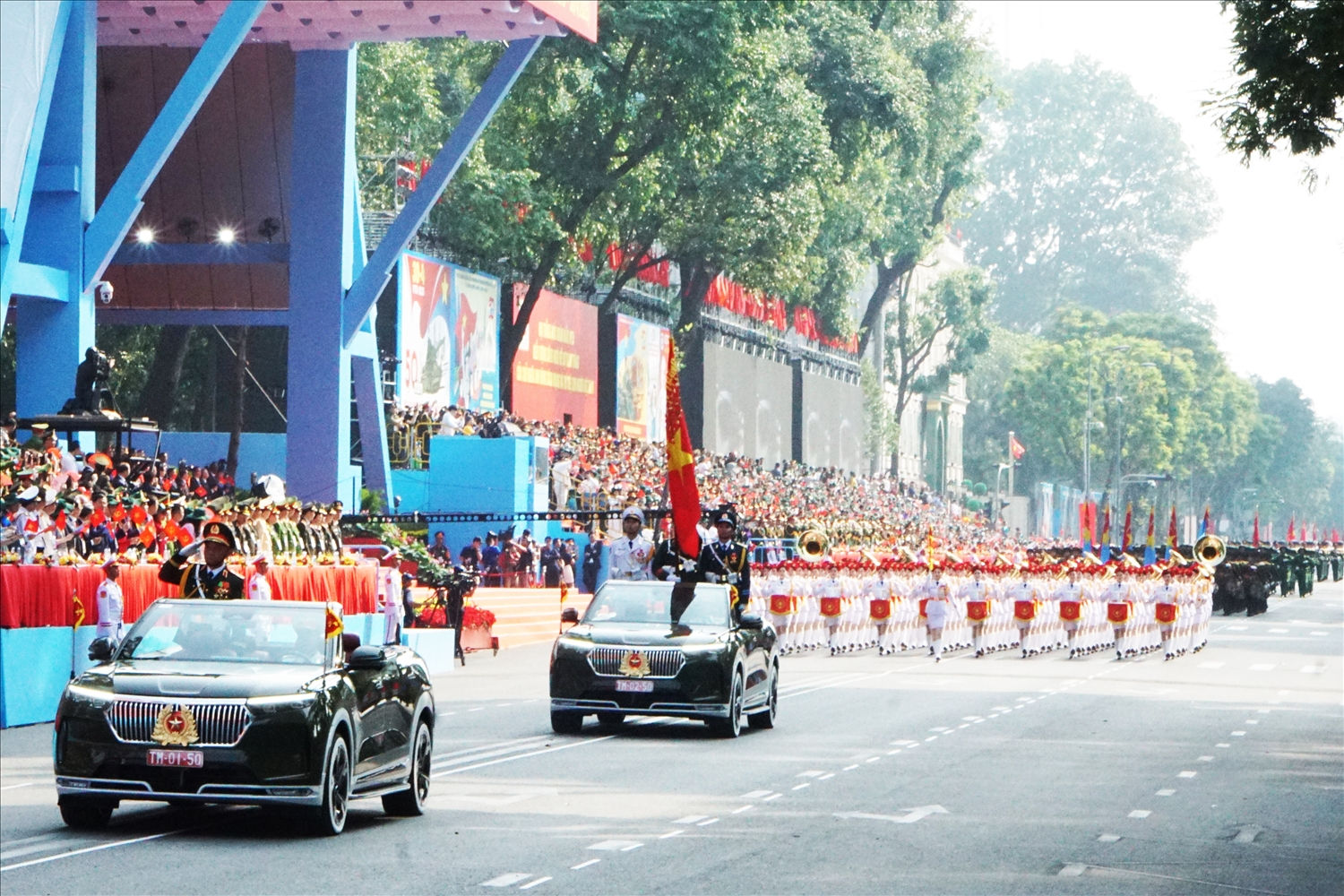 Xe chỉ huy và tổ Quân kỳ toàn quân tiến vào lễ đài