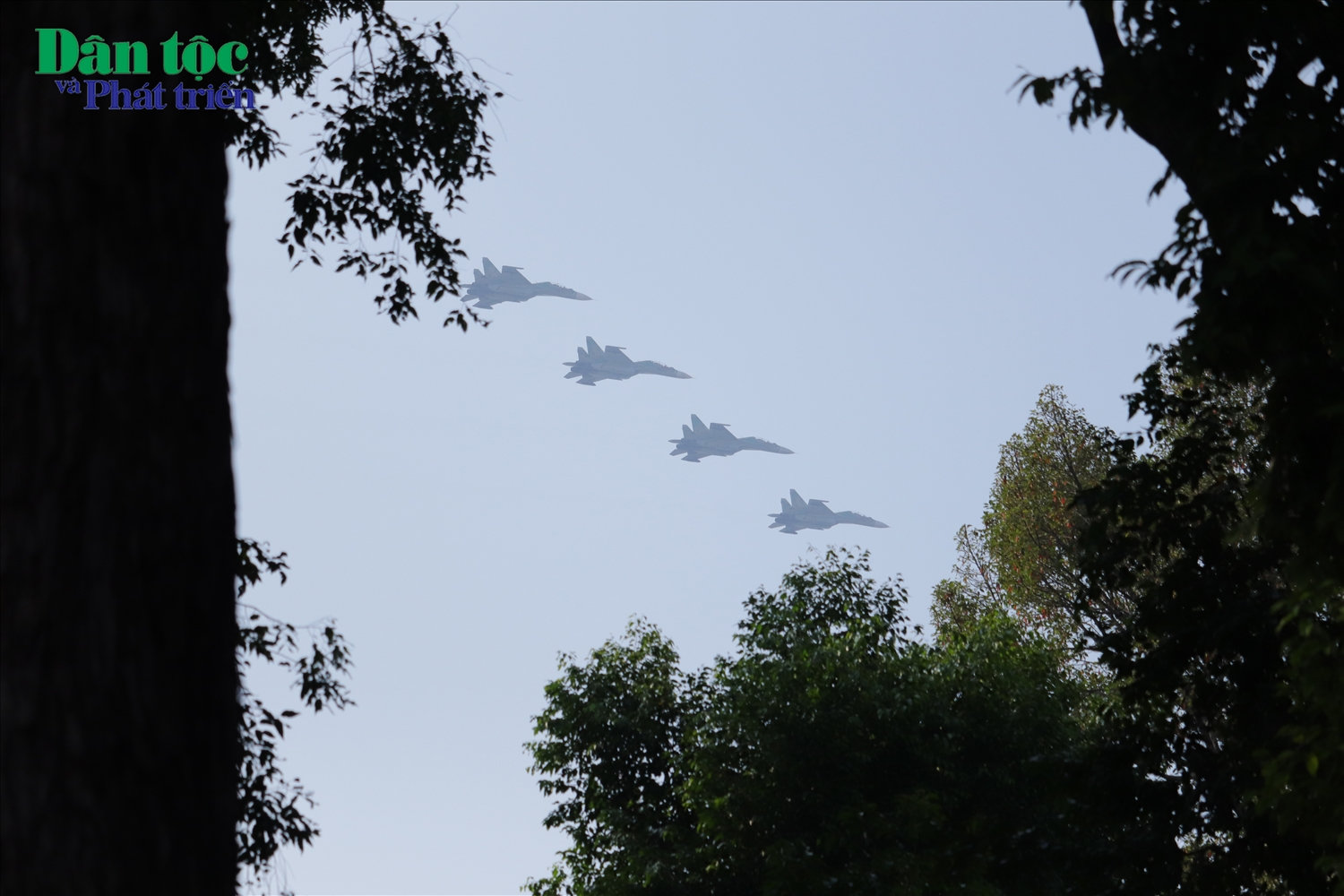 Đội hình gồm 7 tiêm kích Su-30MK2 trình diễn trên bầu trời TP. Hồ Chí Minh
