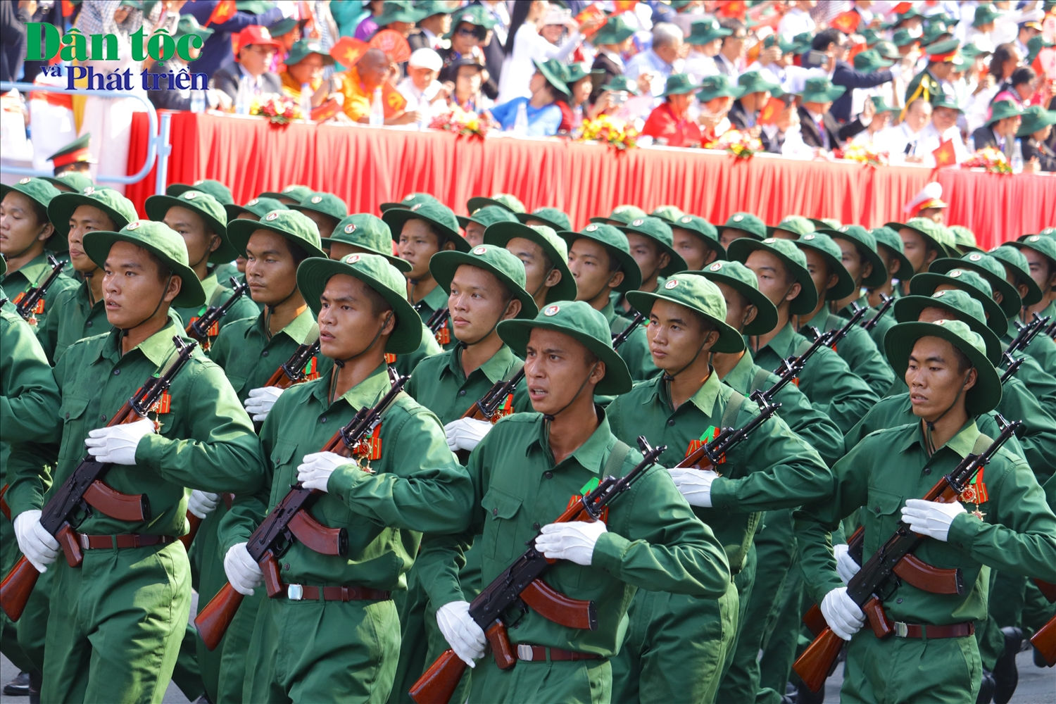 Tiếng nhịp bước chân rộn rã, kiêu hùng của khối nam chiến sĩ Giải phóng quân tiến vào lễ đài