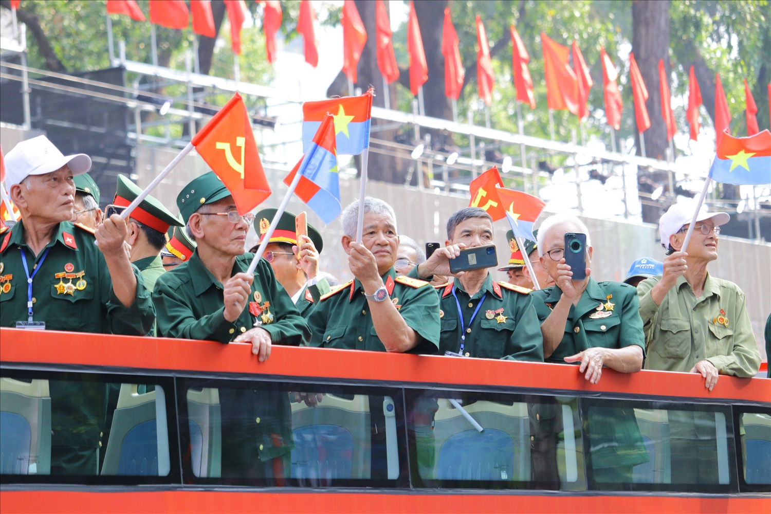 Khối duy nhất của lễ diễu binh, diễu hành ngồi trên xe bus 2 tầng gồm các Anh hùng Lực lượng vũ trang Nhân dân, Anh hùng Lao động và các nhân chứng lịch sử đại diện cho 63 tỉnh, thành.