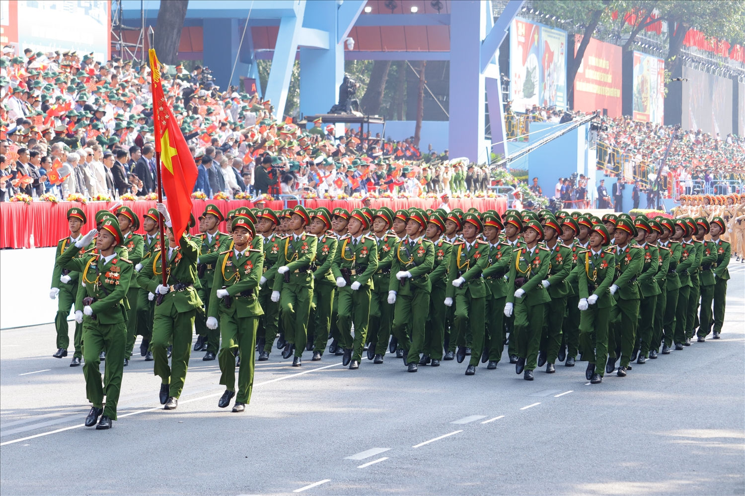 Trong tiếng hô vang dội, tinh thần đại đoàn kết toàn dân tộc được thể hiện rõ nét qua sự đồng lòng, thống nhất giữa các tầng lớp Nhân dân.