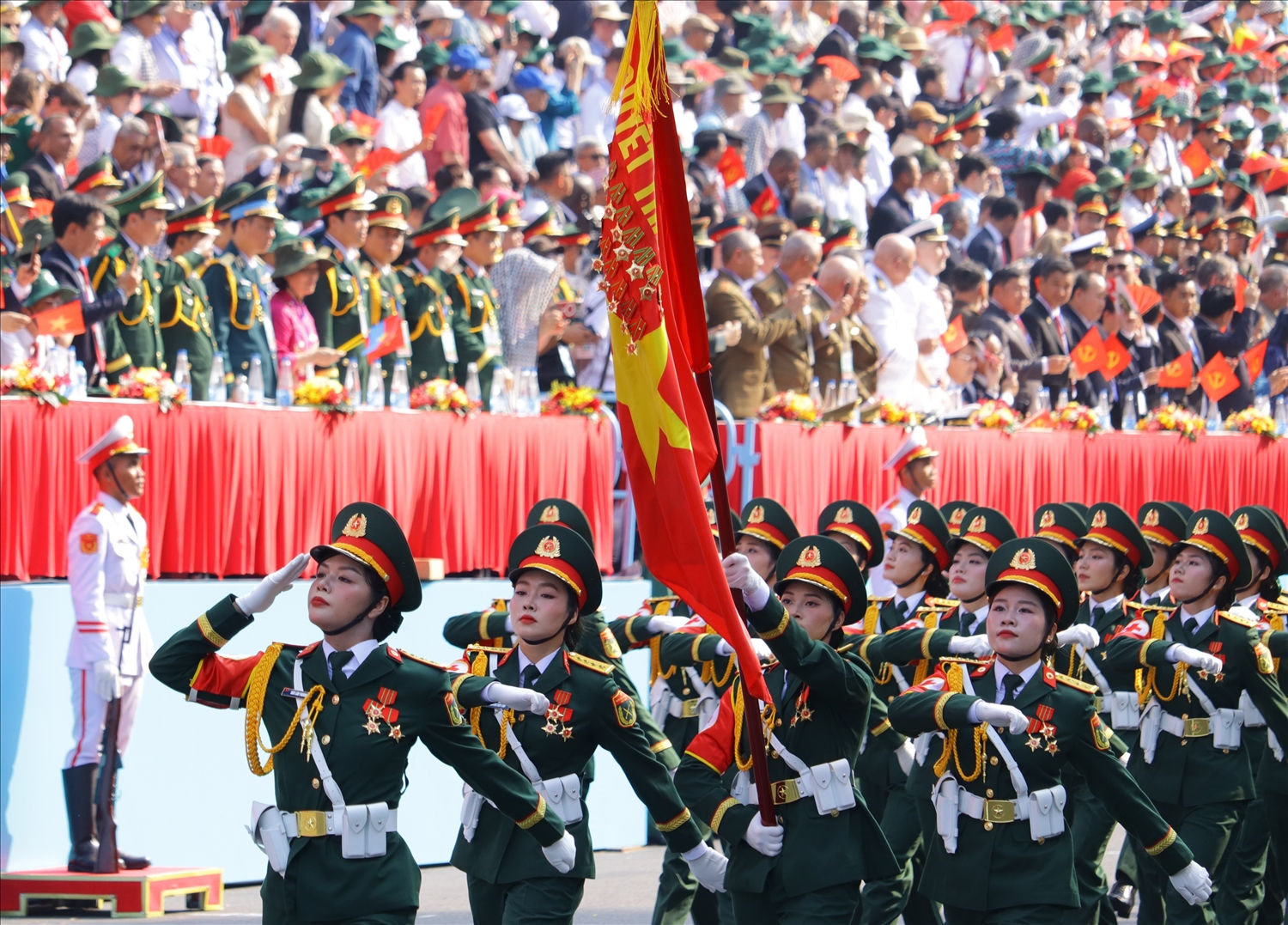 Khối Nữ sĩ quan Quân y. Cùng với đội ngũ thầy thuốc quân y, các nữ Sĩ quan Quân y luôn có mặt ở những nơi khó khăn, gian khổ; vừa chiến đấu, vừa phục vụ chiến đấu, hi sinh quên mình để chăm sóc, bảo vệ sức khỏe bộ đội và Nhân dân, góp phần nâng cao sức mạnh tổng hợp của Quân đội. Ngày nay, đội ngũ thầy thuốc Quân y không ngừng học tập, rèn luyện, nâng cao trình độ chuyên môn nghiệp vụ, vững vàng về chính trị, tư tưởng và y đức, xứng đáng với lời Bác Hồ dạy 