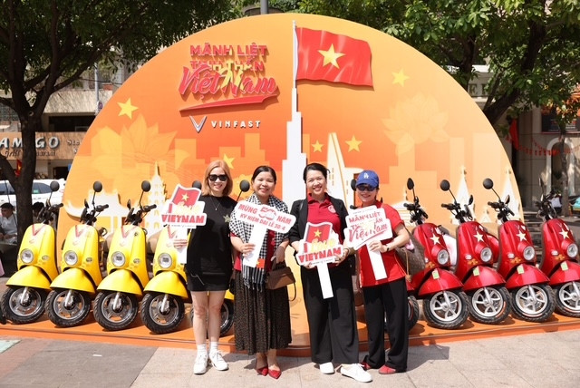(chuyên đề) Người dân TP.HCM hào hứng “check in” tại triển lãm “50 Hành trình - Một Tương lai Xanh” của VinFast