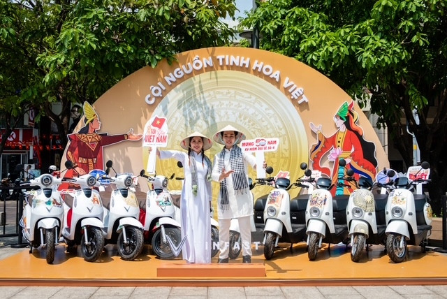 (chuyên đề) Người dân TP.HCM hào hứng “check in” tại triển lãm “50 Hành trình - Một Tương lai Xanh” của VinFast 1