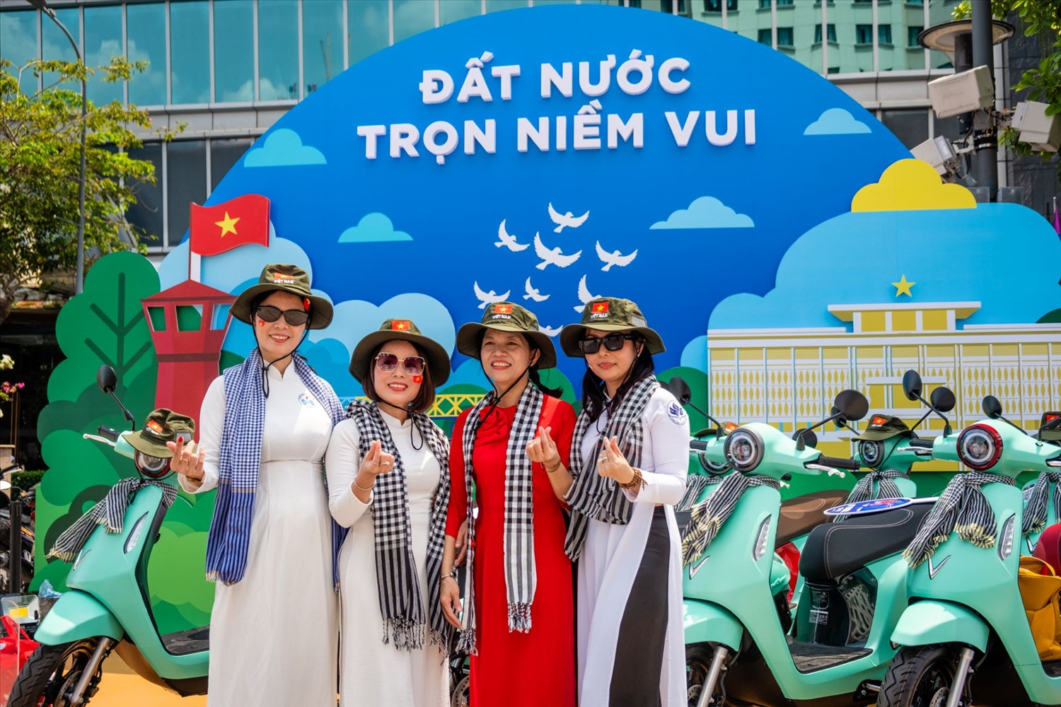(chuyên đề) Người dân TP.HCM hào hứng “check in” tại triển lãm “50 Hành trình - Một Tương lai Xanh” của VinFast 3