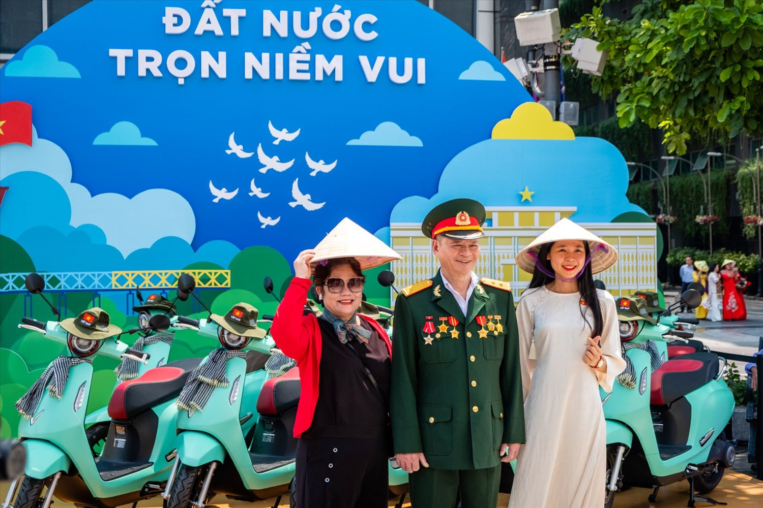 (chuyên đề) Người dân TP.HCM hào hứng “check in” tại triển lãm “50 Hành trình - Một Tương lai Xanh” của VinFast 4