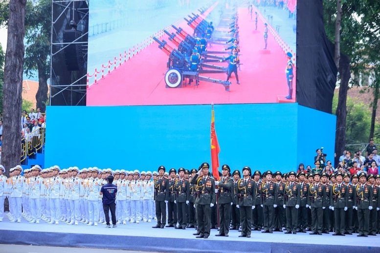 Lễ kỷ niệm bắt đầu bằng nghi lễ chào cờ trong tiếng rền vang của 21 loạt đại bác do đội pháo lễ thực hiện tại bến Bạch Đằng, Quận 1, TPHCM - Ảnh: VGP/Nhật Bắc