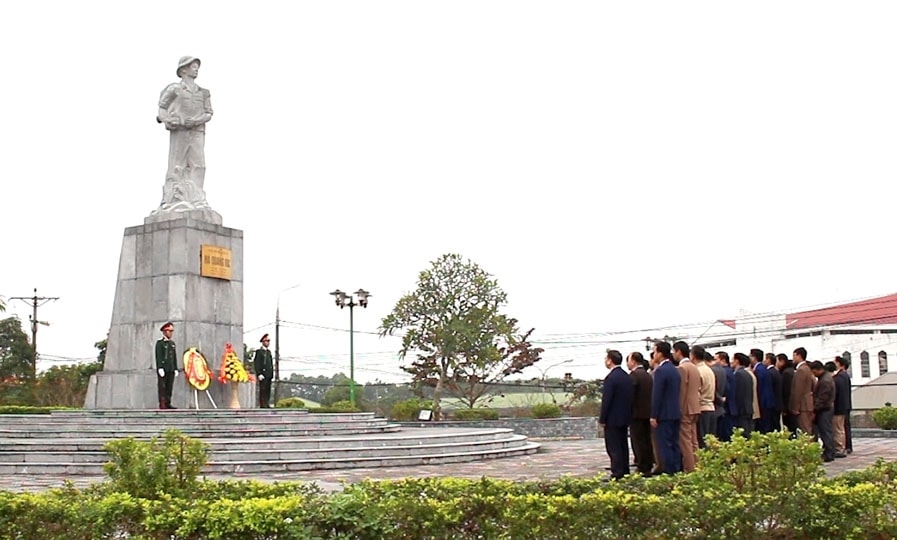 Tượng đài Hà Quang Vóc trở thành một địa chỉ đỏ, giáo dục truyền thống yêu nước, tinh thần đấu tranh kiên cường cho các thế hệ trẻ Tượng đài Hà Quang Vóc trở thành một địa chỉ đỏ, giáo dục truyền thống yêu nước, tinh thần đấu tranh kiên cường cho các thế hệ trẻ