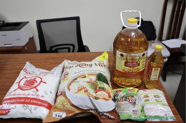 Các loại gia vị gồm hạt nêm, dầu ăn giả vừa bị phát hiện và thu giữ Các loại gia vị gồm hạt nêm, dầu ăn giả vừa bị phát hiện và thu giữ